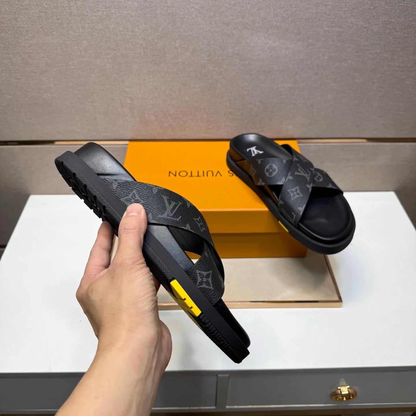 Men's men's shoes 💰pp420 [LV～] Men's casual slippers 2025z cabinet sales simultaneously 🔶Size: 38-44#️⃣ 🔷2 colors🔜The upper is made of multi-material splicing➕Cow leather lining, comfortable and breathable, sole: original comfortable, wear-resistant and non-slip outsole, ⚠️Real shot📱Photographed🎬The real thing is better📢📢📢